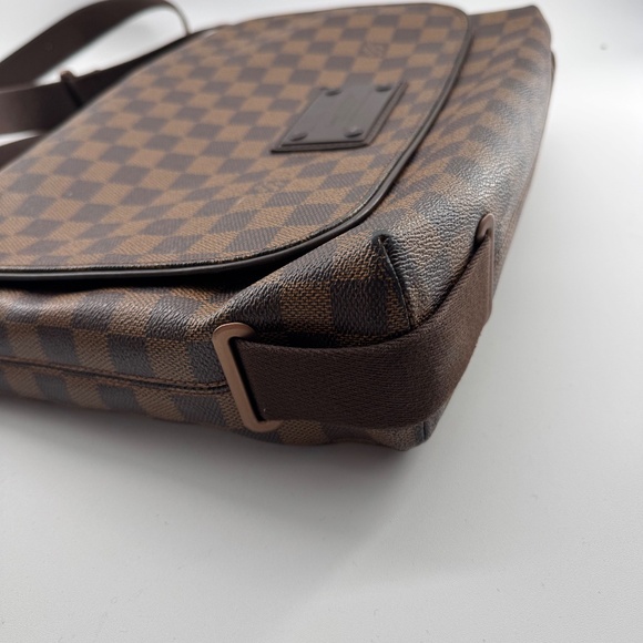 Louis Vuitton Damier Graphite Messenger Bag - Picture 6 of 16